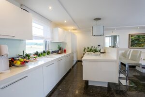 LUXUSNÝ RODINNÝ DOM V NADŠTANDARDNOM PREVEDENÍ S VEĽKÝM POZEMKOM — foto 3