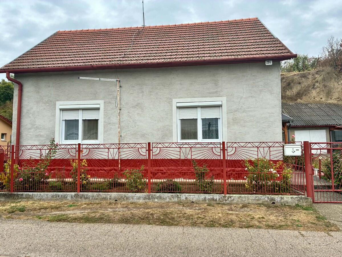 EXKLUZÍVNE | CHĽABA | RODINNÝ DOM S GARÁŽOU, ĎALŠOU BUDOVOU, VYVÝŠENOU ZÁHRADOU S NÁDHERNÝM VÝHĽADOM A 3 KLENBOVÝMI PIVNICAMI | 1 076 m² — foto 2
