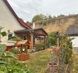 EXKLUZÍVNE | CHĽABA | RODINNÝ DOM S GARÁŽOU, ĎALŠOU BUDOVOU, VYVÝŠENOU ZÁHRADOU S NÁDHERNÝM VÝHĽADOM A 3 KLENBOVÝMI PIVNICAMI | 1 076 m² — foto 1
