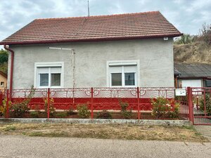 EXKLUZÍVNE | CHĽABA | RODINNÝ DOM S GARÁŽOU, ĎALŠOU BUDOVOU, VYVÝŠENOU ZÁHRADOU S NÁDHERNÝM VÝHĽADOM A 3 KLENBOVÝMI PIVNICAMI | 1 076 m² — foto 2