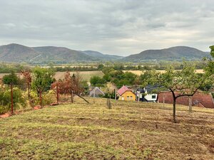 EXKLUZÍVNE | CHĽABA | RODINNÝ DOM S GARÁŽOU, ĎALŠOU BUDOVOU, VYVÝŠENOU ZÁHRADOU S NÁDHERNÝM VÝHĽADOM A 3 KLENBOVÝMI PIVNICAMI | 1 076 m² — foto 27