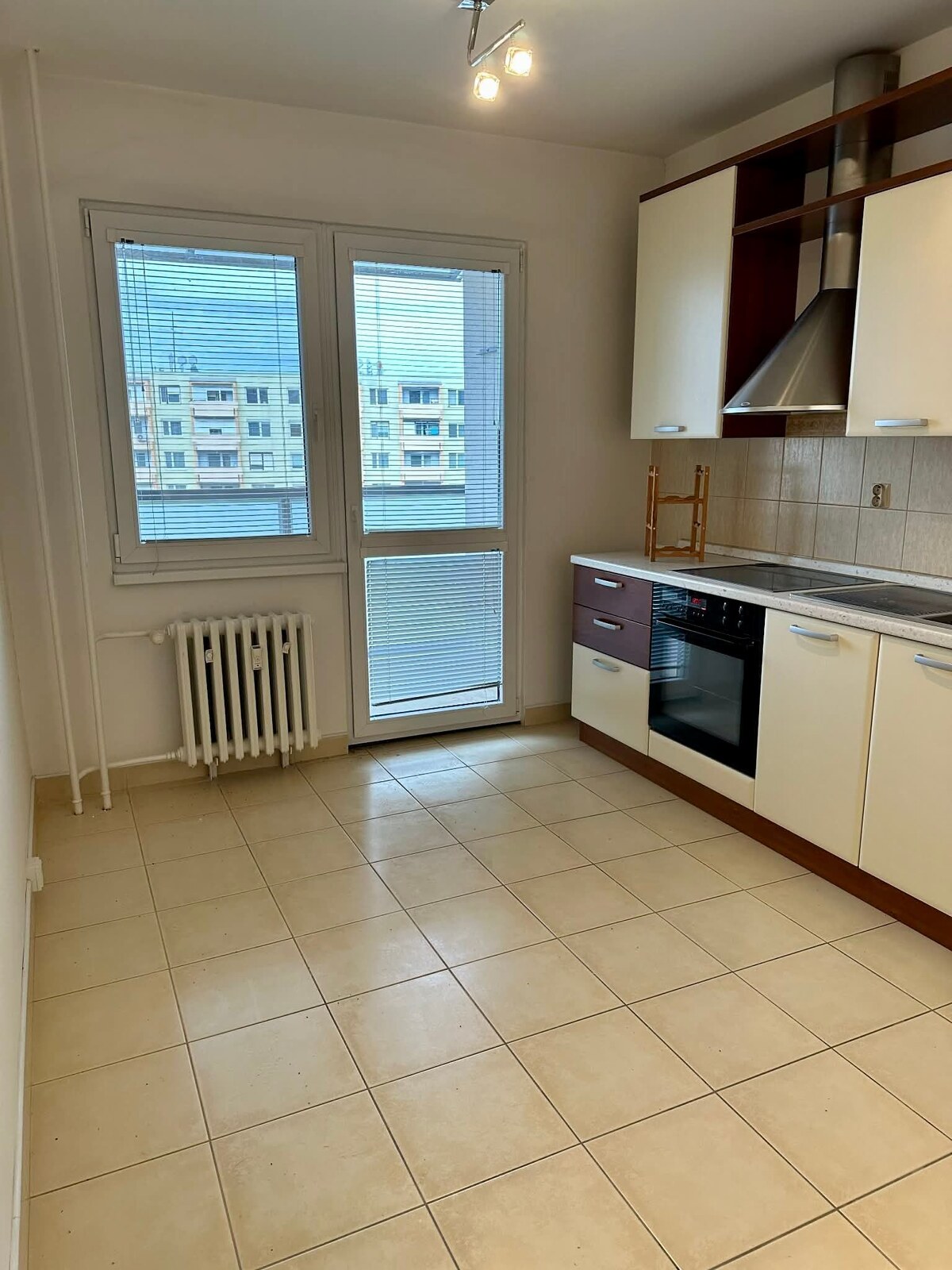EXKLUZÍVNE – Priestranný zrekonštruovaný 3-izbový byt s balkónom – Štúrovo — foto 6