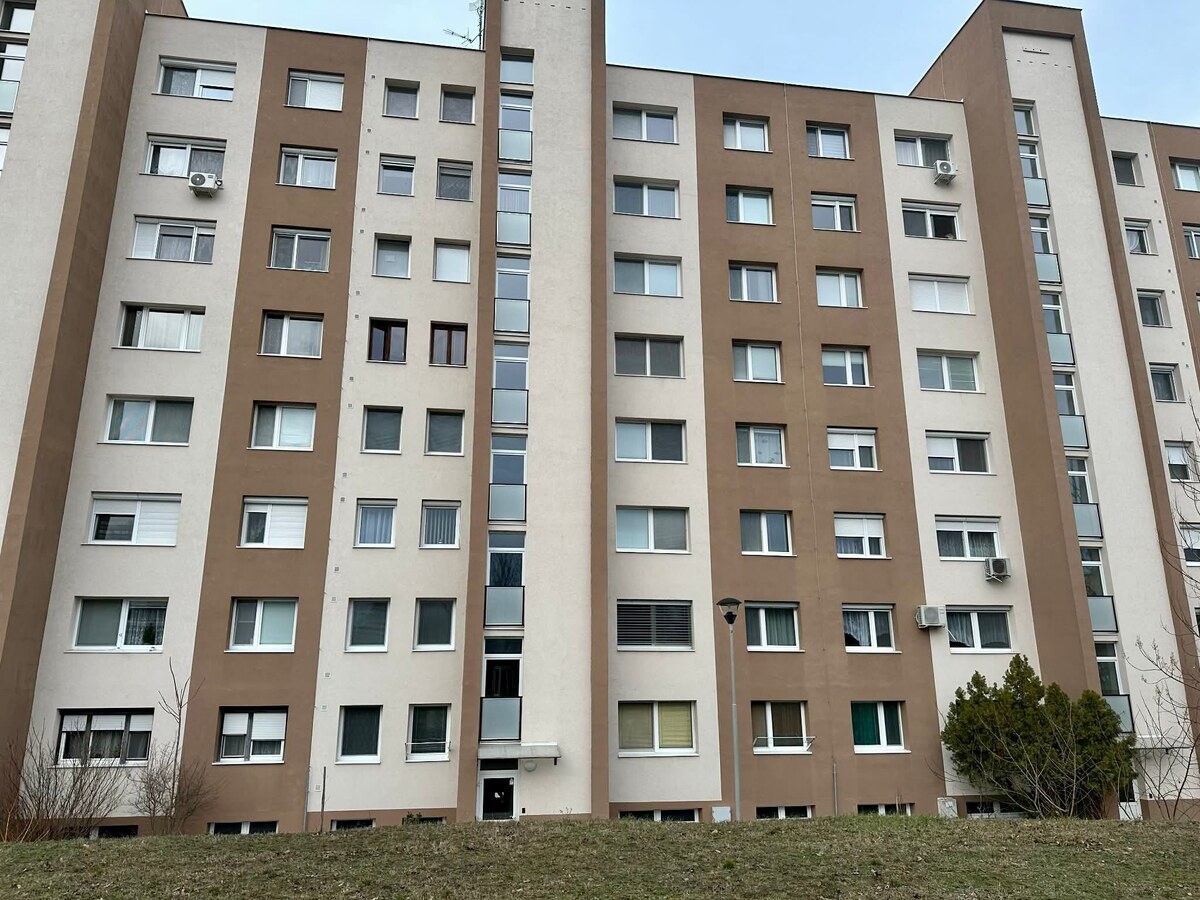 EXKLUZÍVNE – Priestranný zrekonštruovaný 3-izbový byt s balkónom – Štúrovo — foto 10