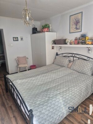2 izb byt v srdci mesta Levice so zariadením v provensálskom štýle a súkromným parkovaním — foto 2