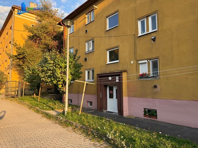 Atraktívne miesto na vlastné bývanie ako aj  vysoký investičný potenciál v tehlovom 2-izb. byte (64m2) Kuzmányho ul. centrum mesta BB