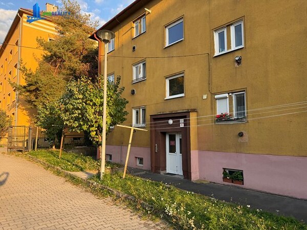 Atraktívne miesto na vlastné bývanie ako aj  vysoký investičný potenciál v tehlovom 2-izb. byte (64m2) Kuzmányho ul. centrum mesta BB