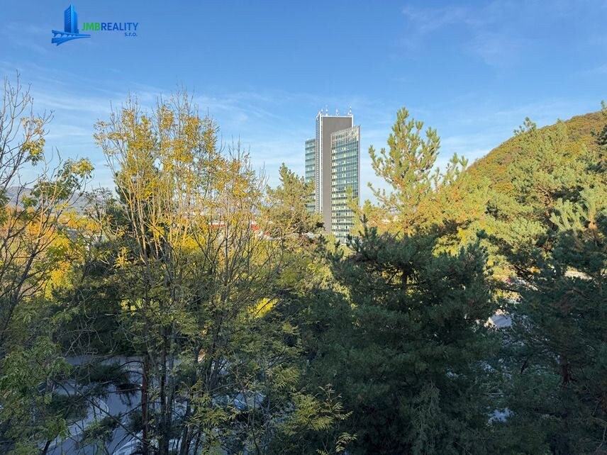 3-izbový slnečný byt (výmera 74,40m2) + lodžia, na Švermovej ulici s nádherným výhľadom v úžasnej lokalite blízko centra. — foto 11