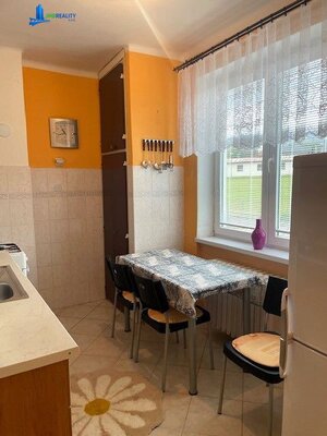 Super 2i byt s balkónom a zariadením v Závadke nad Hronom — foto 5