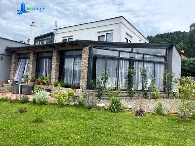LUXUSNÝ 3-apartmánový dom+garáž+chatka+vináreň v Brezne (novostavby)