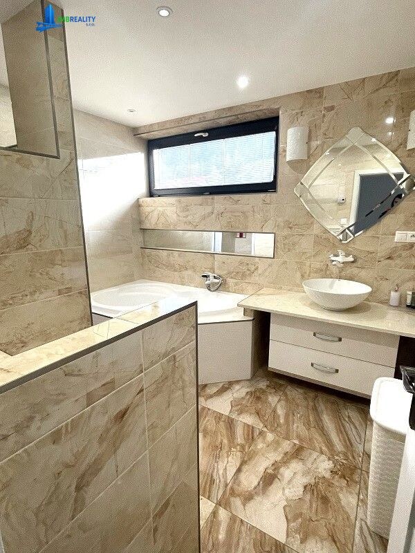 LUXUSNÝ 3-apartmánový dom+garáž+chatka+vináreň v Brezne (novostavby) — foto 38