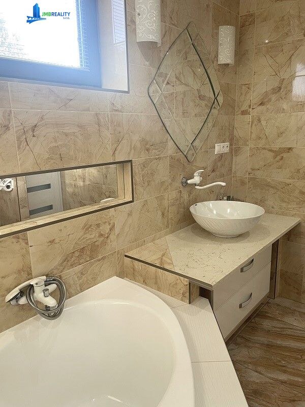 LUXUSNÝ 3-apartmánový dom+garáž+chatka+vináreň v Brezne (novostavby) — foto 39