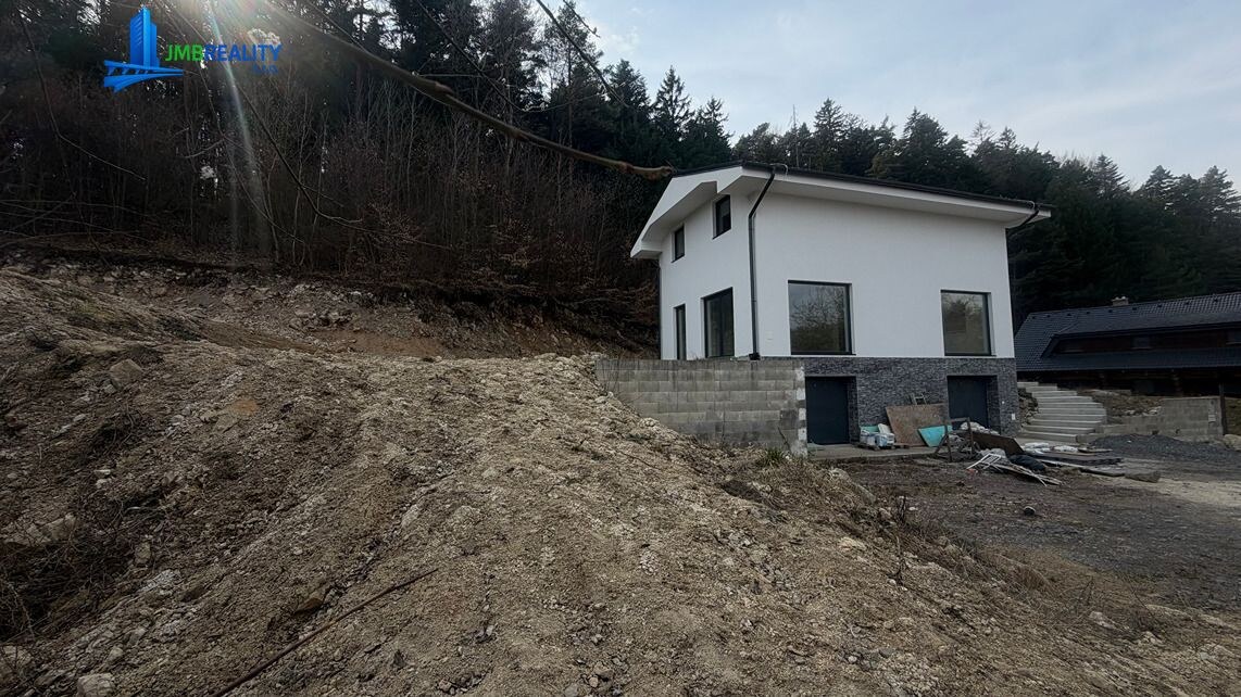 Novostavba rodinného domu v obci Badín — foto 16