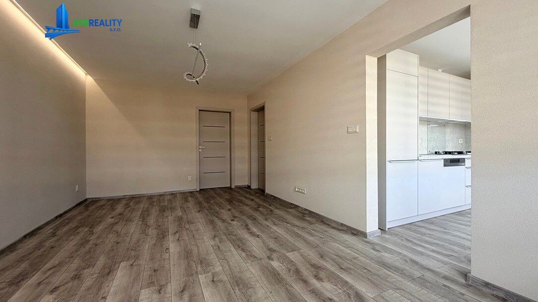 Nádherný, kompletne novozrekonštruovaný 2-izbový byt s balkónom – Zvolen — foto 7