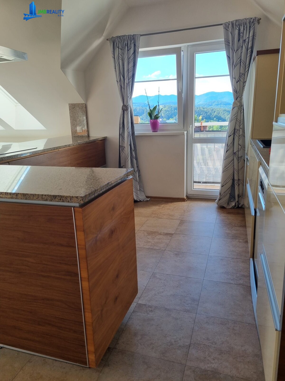 Slnečný 3-izbový byt s panoramatickým výhľadom — foto 2