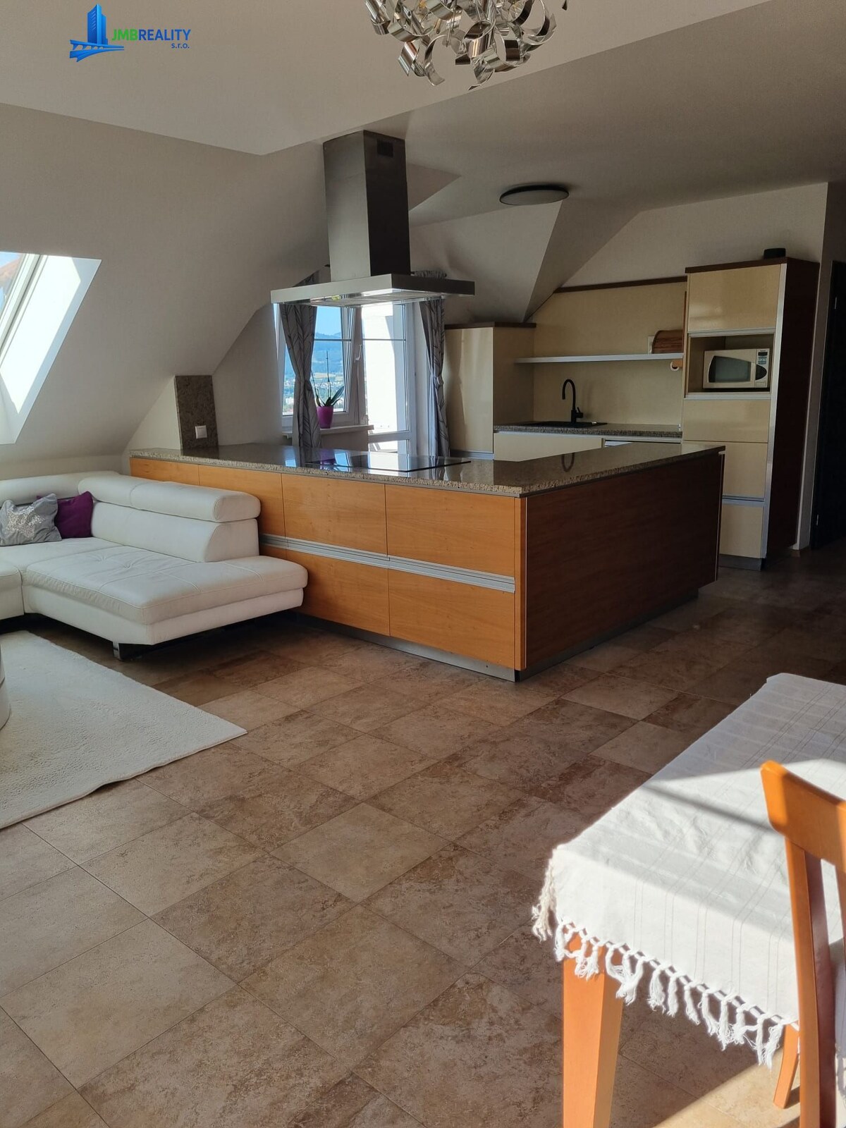 Slnečný 3-izbový byt s panoramatickým výhľadom — foto 8