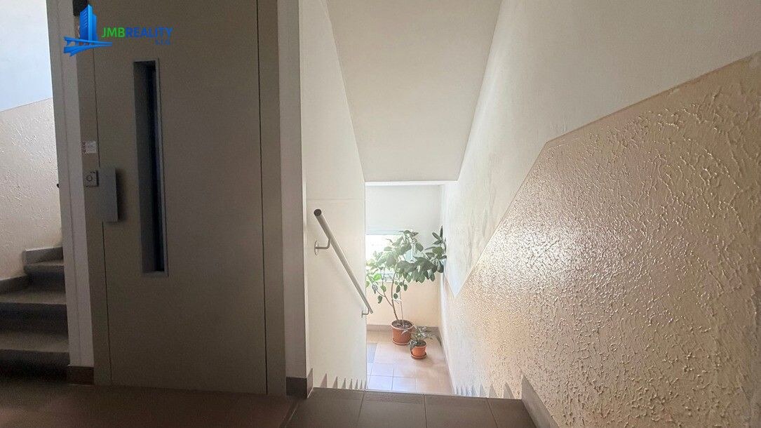 Nádherný, kompletne novozrekonštruovaný 2-izbový byt s balkónom – Zvolen — foto 12