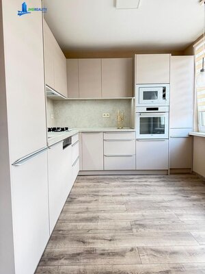 Nádherný, kompletne novozrekonštruovaný 2-izbový byt s balkónom – Zvolen — foto 2