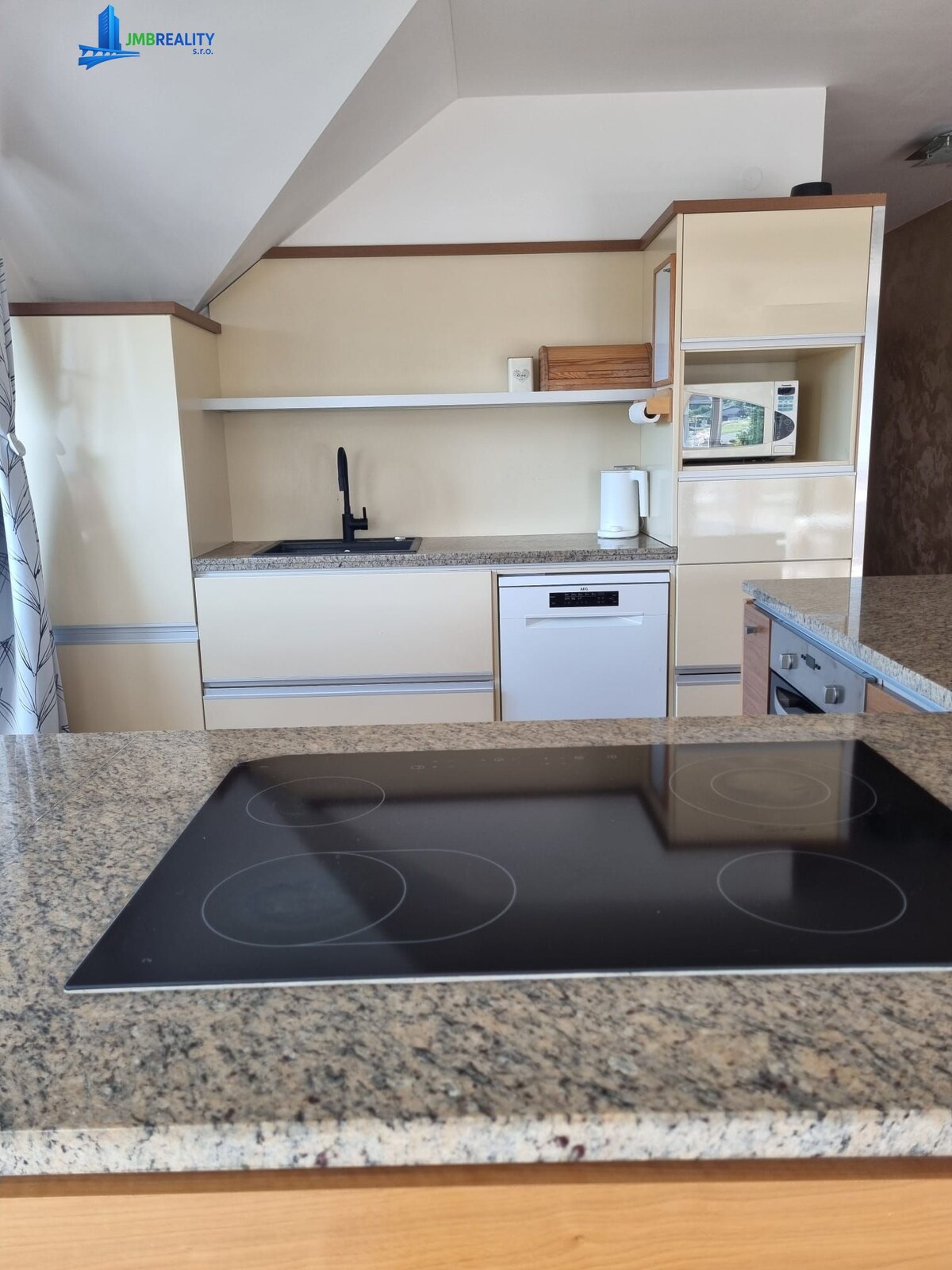 Slnečný 3-izbový byt s panoramatickým výhľadom — foto 9