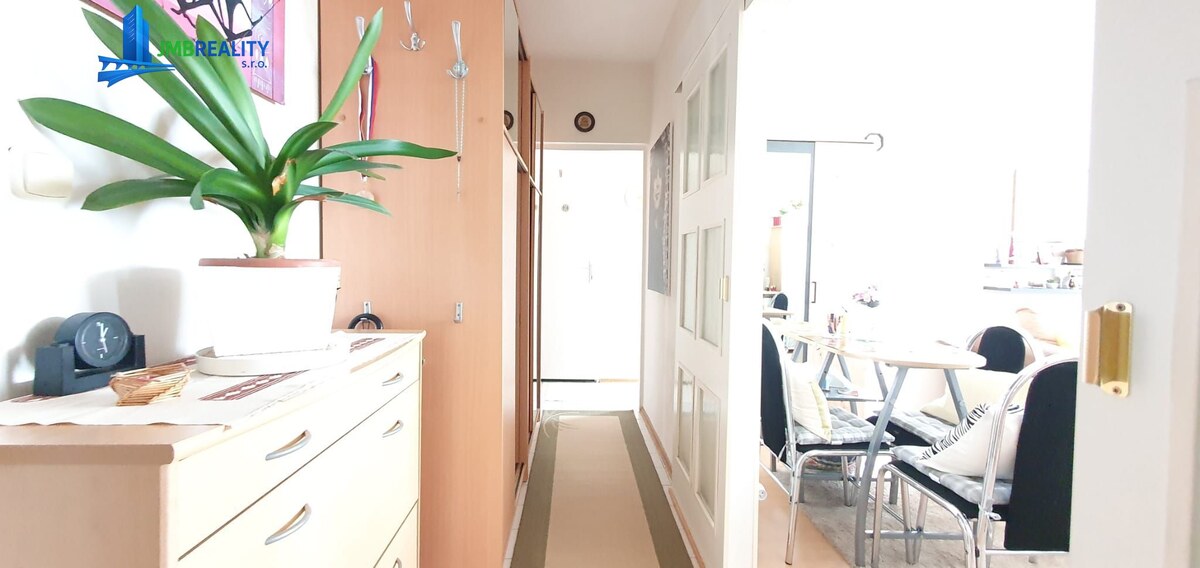 Na predaj priestranný 1-izbový byt po kompletnej rekonštrukcii s loggiou – Banská Bystrica, Sásová — foto 2