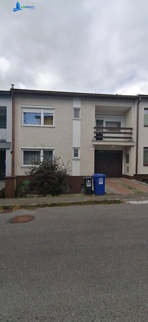 Priestranný 5-izbový radový rodinný dom s garážou a 3 lodžiami – Astrova ulica, Banská Bystrica — foto 1