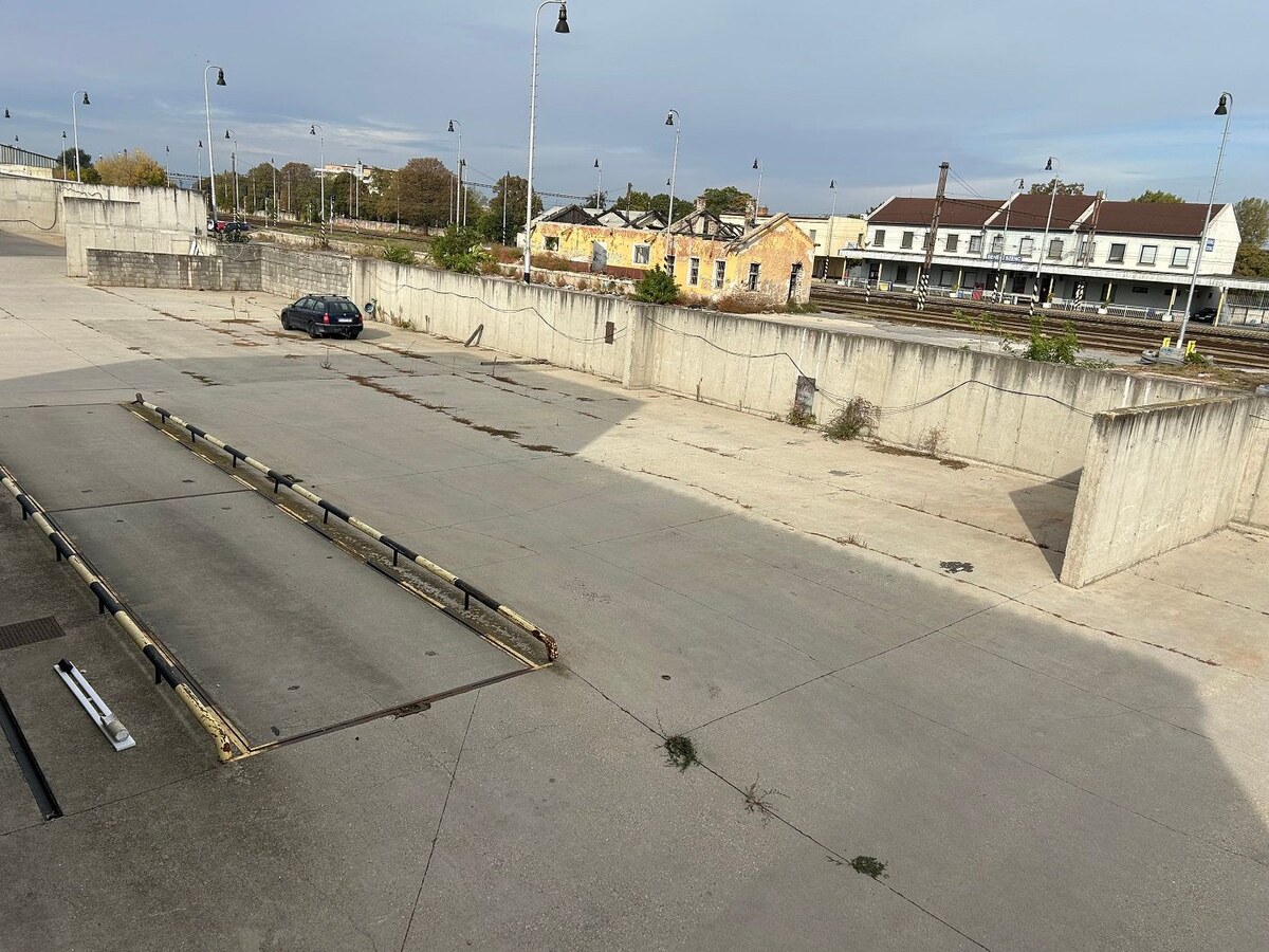 Polyfunkčný - prevádzkový areál so železničnou vlečkou v Senci — foto 11