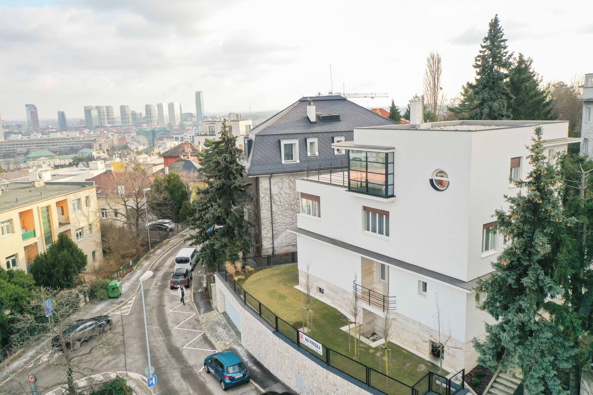 Nová vila s krásnym výhľadom pod bratislavským Slavínom na predaj