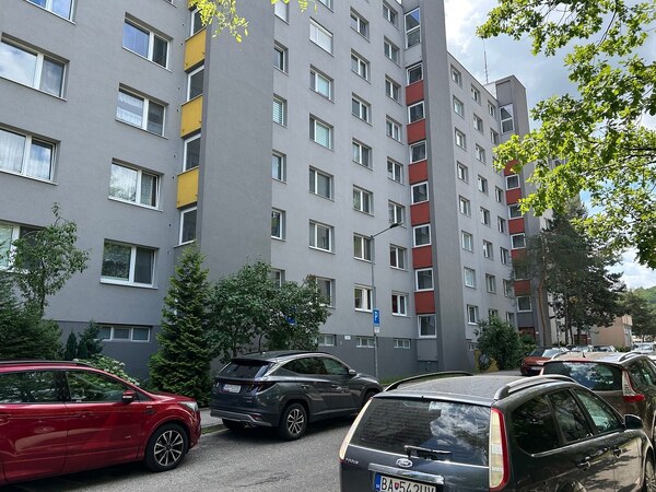 4-izbový byt na predaj v obľúbenej lokalite BA IV, Dúbravka – Gallayova ulica
