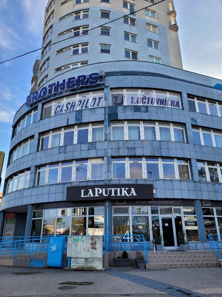Predaj  NP - kancelárie s možnosťou prerobenia na byty v BA II, Ružinov,  na Trnavskej ceste 82 - parkovanie — foto 2
