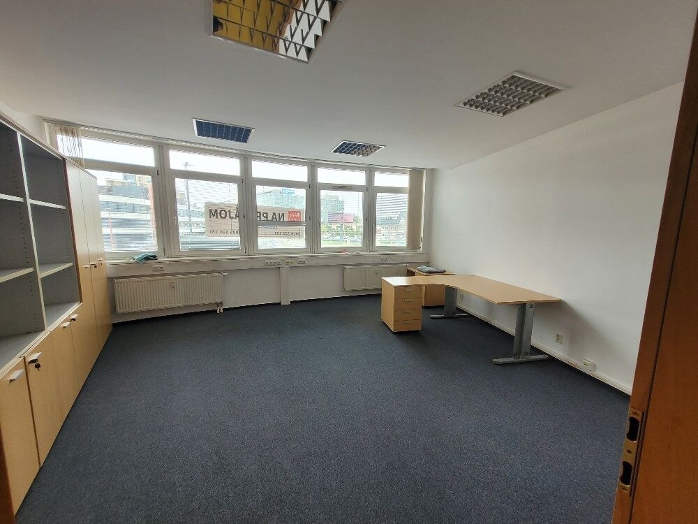 Predaj  NP - kancelárie s možnosťou prerobenia na byty v BA II, Ružinov,  na Trnavskej ceste 82 - parkovanie — foto 3