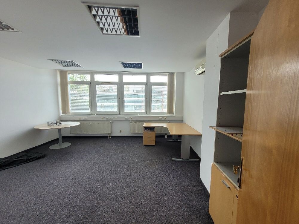 Predaj  NP - kancelárie s možnosťou prerobenia na byty v BA II, Ružinov,  na Trnavskej ceste 82 - parkovanie — foto 4
