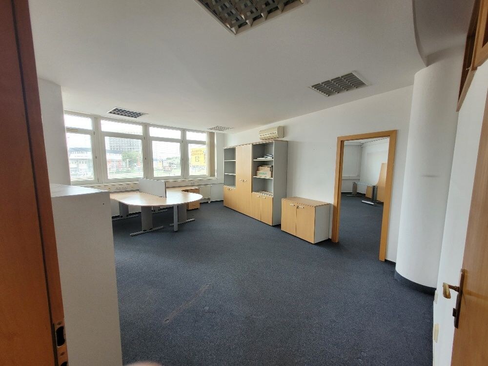 Predaj  NP - kancelárie s možnosťou prerobenia na byty v BA II, Ružinov,  na Trnavskej ceste 82 - parkovanie — foto 5