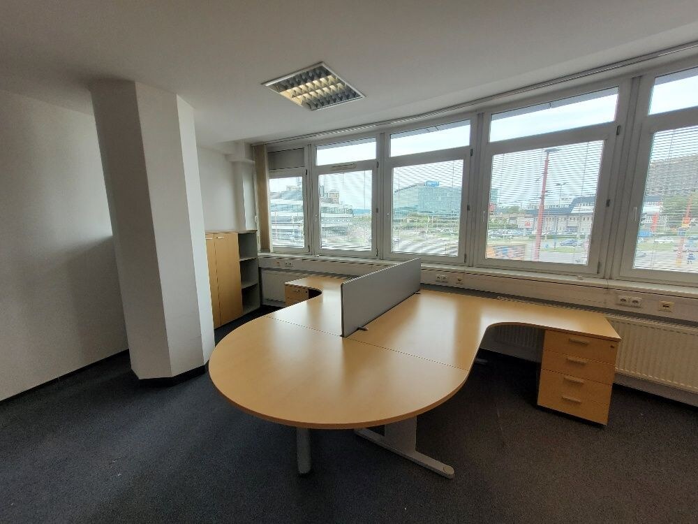 Predaj  NP - kancelárie s možnosťou prerobenia na byty v BA II, Ružinov,  na Trnavskej ceste 82 - parkovanie — foto 7