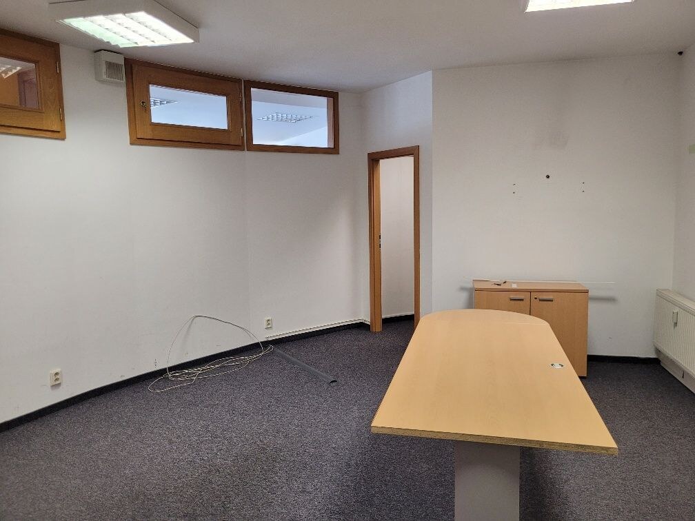 Predaj  NP - kancelárie s možnosťou prerobenia na byty v BA II, Ružinov,  na Trnavskej ceste 82 - parkovanie — foto 8