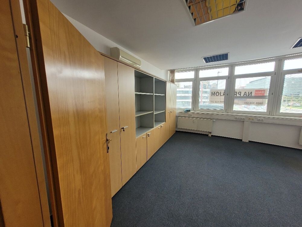 Predaj  NP - kancelárie s možnosťou prerobenia na byty v BA II, Ružinov,  na Trnavskej ceste 82 - parkovanie — foto 9
