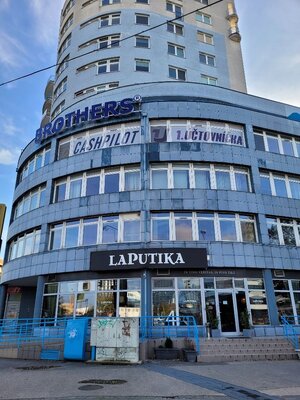 Predaj  NP - kancelárie s možnosťou prerobenia na byty v BA II, Ružinov,  na Trnavskej ceste 82 - parkovanie — foto 2