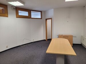 Predaj  NP - kancelárie s možnosťou prerobenia na byty v BA II, Ružinov,  na Trnavskej ceste 82 - parkovanie — foto 8