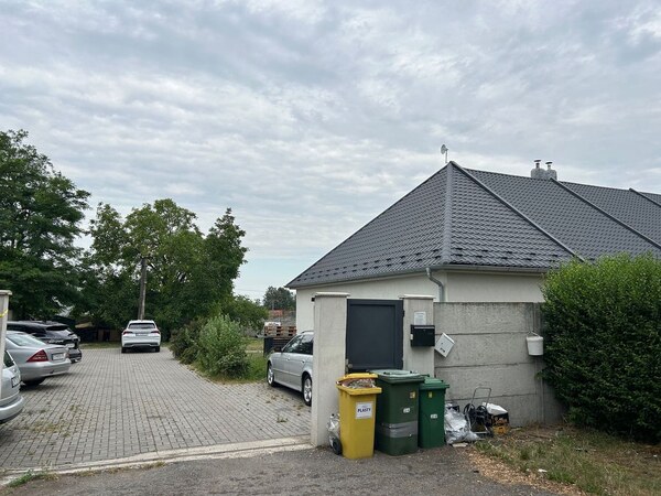 Bývajte v byte s veľkou záhradou  