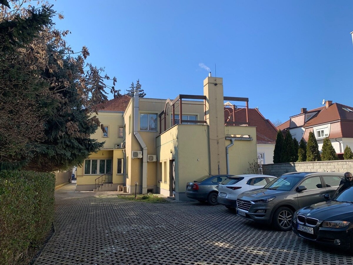 Vila  na Kmeťkovej ul. v centre Nitry - Starom Meste — foto 26
