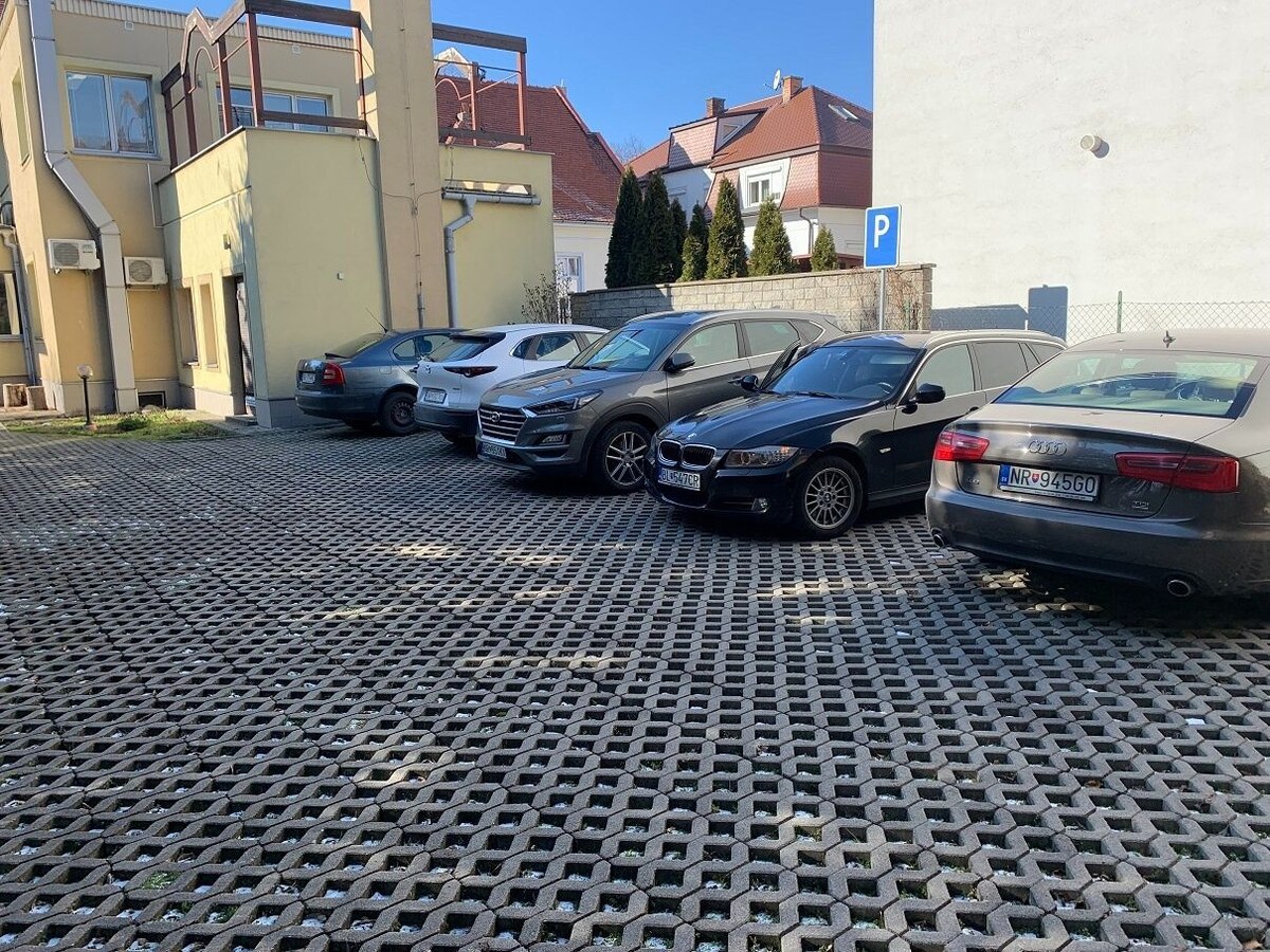 Vila  na Kmeťkovej ul. v centre Nitry - Starom Meste — foto 27