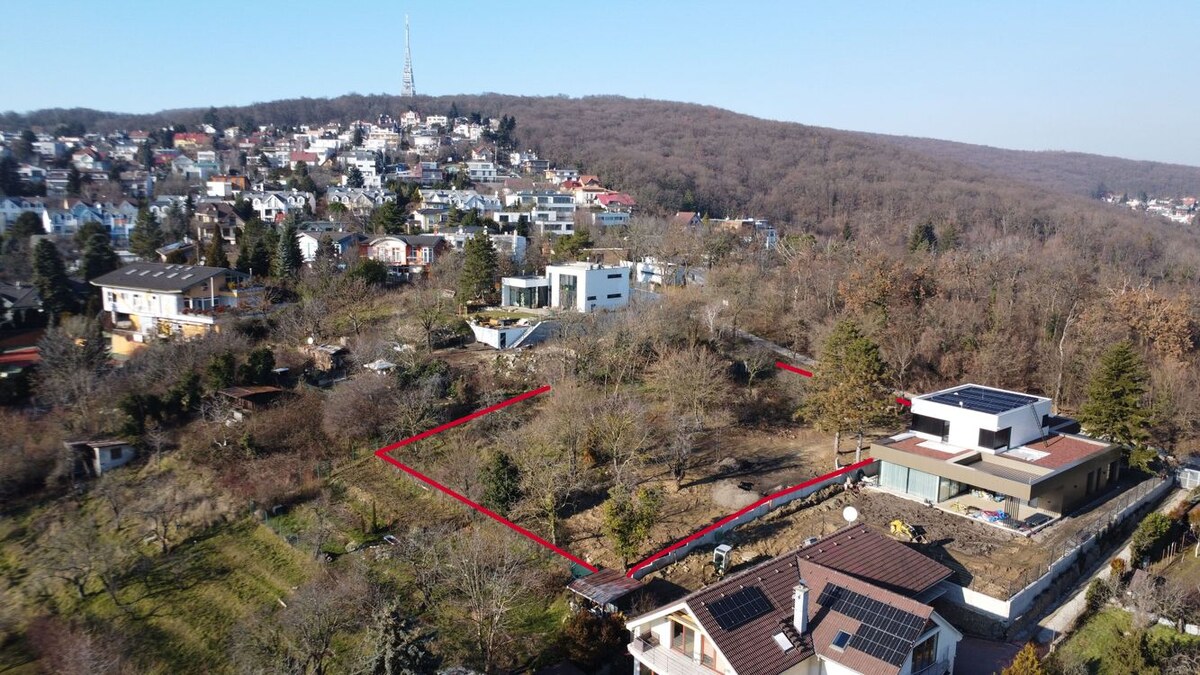 Krásny pozemok s platným stavebným povolením na moderný rodinný dom  pri lese v Bratislave III, Koliba — foto 2