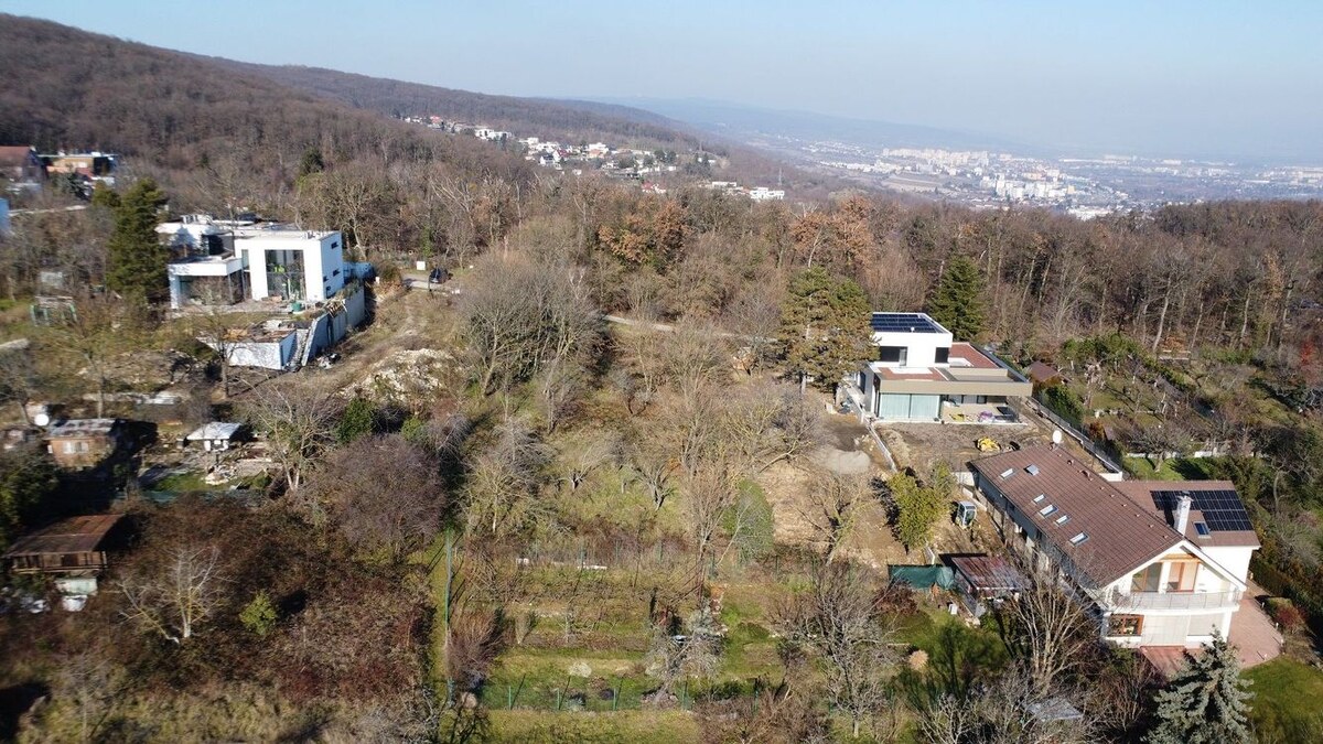 Krásny pozemok s platným stavebným povolením na moderný rodinný dom  pri lese v Bratislave III, Koliba — foto 9