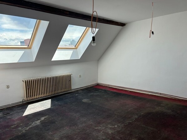 Slnečný 2-izbový podkrovný byt s balkónom – Bratislava I, Staré Mesto, Krížna ulica