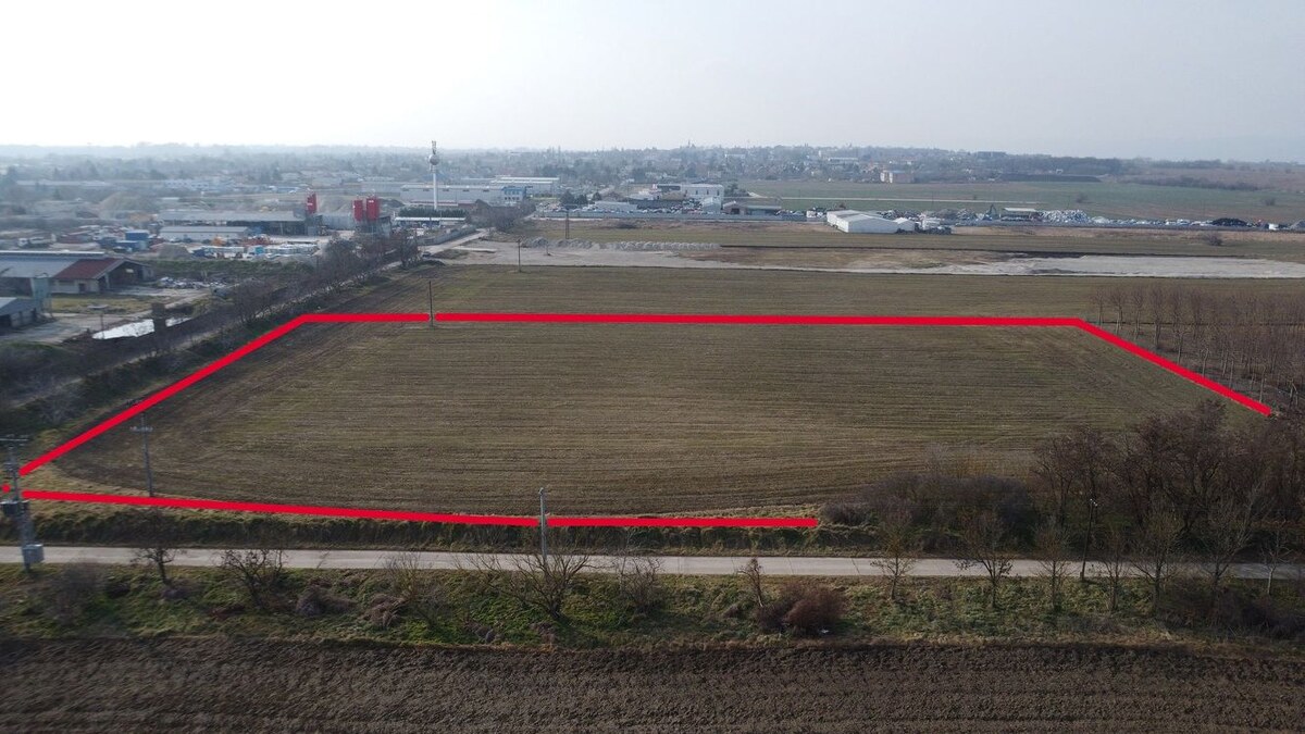 Stavebný pozemok na podnikateľské účely v Bernolákove s dobrým napojením na diaľnicu D1