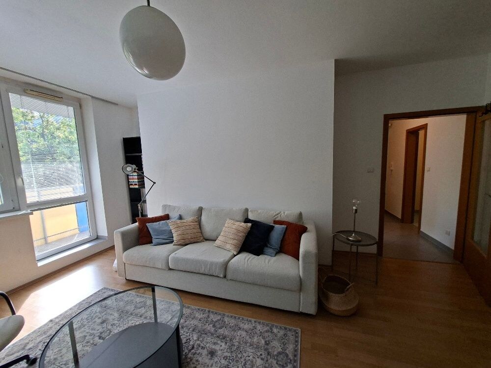 Prenájom - 2 izbový zariadený byt s garážou na Tomášikovej ul. v bratislavskom Ružinove — foto 3