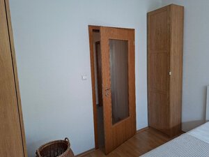 Prenájom - 2 izbový zariadený byt s garážou na Tomášikovej ul. v bratislavskom Ružinove — foto 9