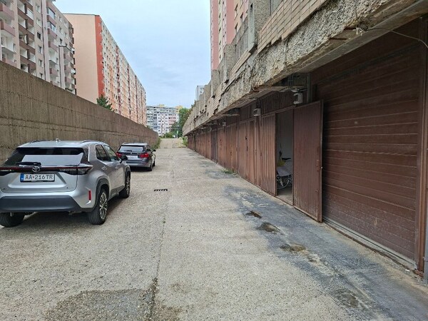 SAMOSTATNÁ GARÁŽ  – BRATISLAVA, PETRŽALKA, LACHOVA UL.