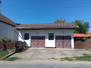 Na predaj  veľká dvojgaráž  v Pukanci s pozemkom a altánkom — foto 1