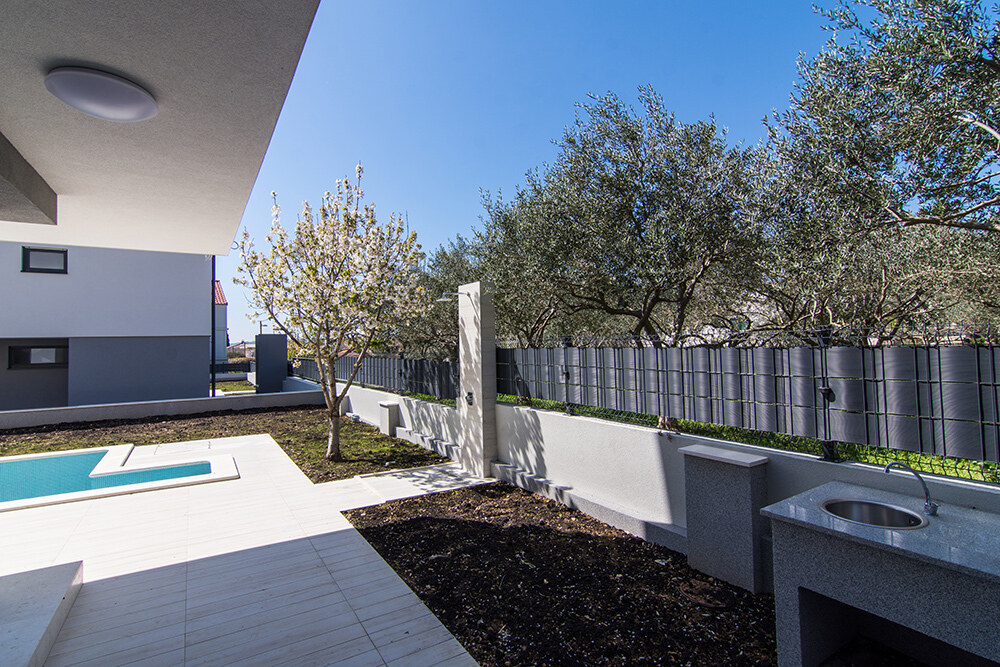 MODERNÍ LUXUSNÍ VILA 350 M OD MOŘE, KAŠTEL KAMBELOVAC — foto 2