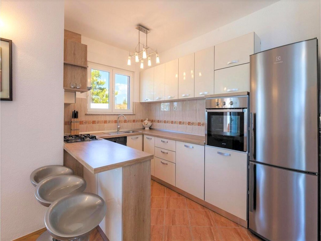 APARTMÁNOVÁ VILA S BAZÉNOM A VÝHĽADOM NA MORE — foto 13