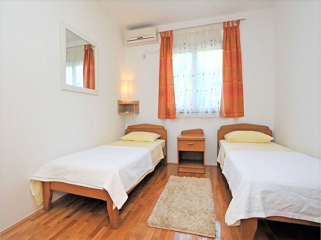 APARTMÁNOVÁ VILA S BAZÉNOM A VÝHĽADOM NA MORE — foto 16